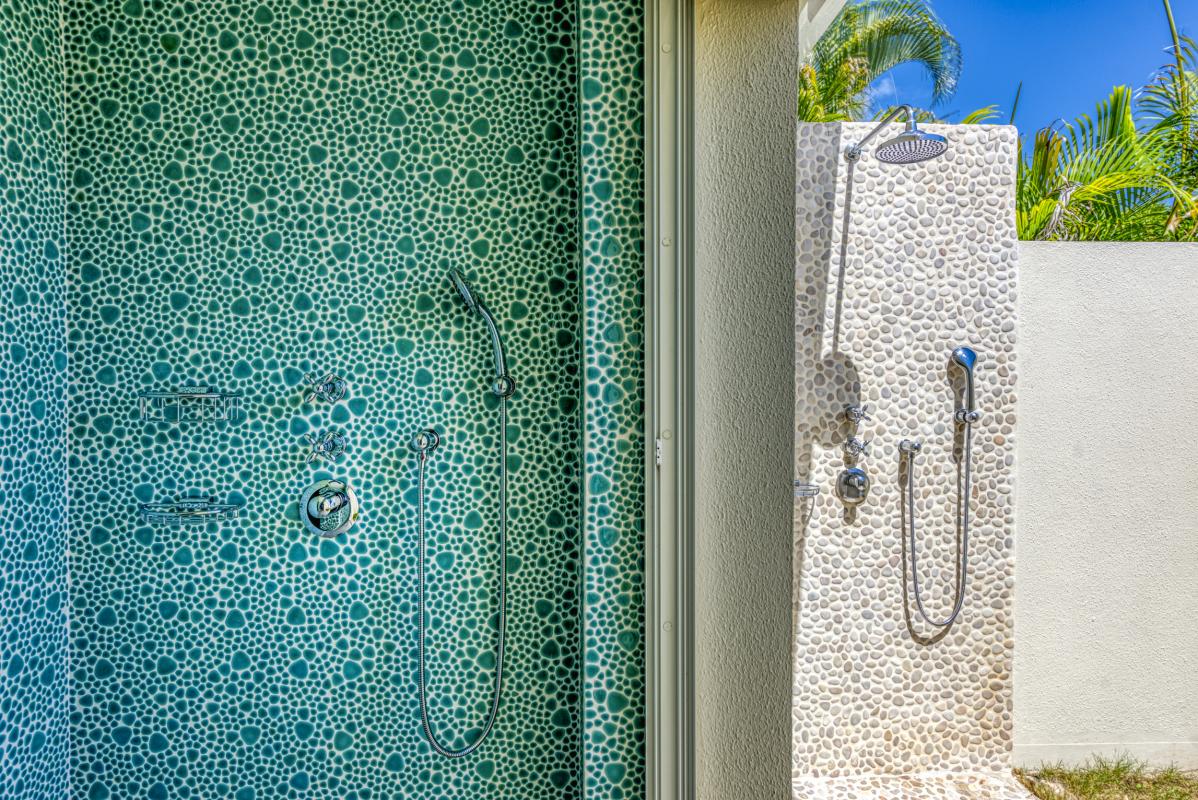 24 Location villa piscine vue mer Terres Basses Saint Martin_douche exterieure 2